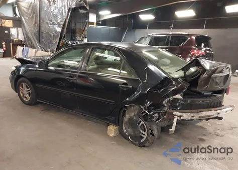 2002 Toyota Camry Le z USA, uszkodzony, nr VIN 4T1BE32K02U584885